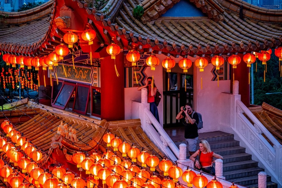Khách du lịch chụp đèn lồng đỏ trong chùa bà Thiên Hậu ở Kuala Lumpur, Malaysia ngày 13.1. Để chuẩn bị cho Tết Nguyên đán, ngôi chùa này treo 6.000 đèn lồng đỏ. Ảnh: Xinhua