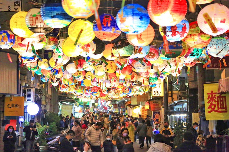 Khách tham quan ghé lễ hội đèn lồng của chùa Puji ở Đài Nam, Đài Loan ngày 16.1. 1.700 đèn lồng nhỏ và một chiếc đèn lồng hình thỏ khổng lồ trang trí quanh chùa mừng năm con thỏ đến hết 11.2. Ảnh: Taipei Times