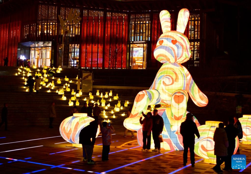 Người dân chụp hình với đèn lồng hình thỏ ở huyện Xuan'en, châu tự trị dân tộc Thổ Gia - Miêu Ân Thi ở Hồ Bắc, Trung Quốc ngày 17.1. Ảnh: Xinhua