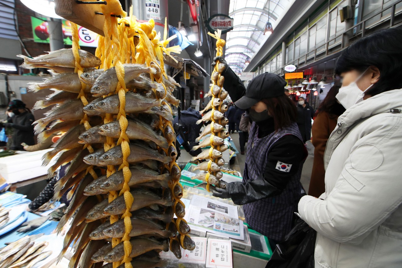 Người Hàn Quốc mua gulbi - cá trống vàng khô trong chợ Malbawoo ở Gwangju trước thềm năm mới vào 14.1. Ảnh: Yonhap