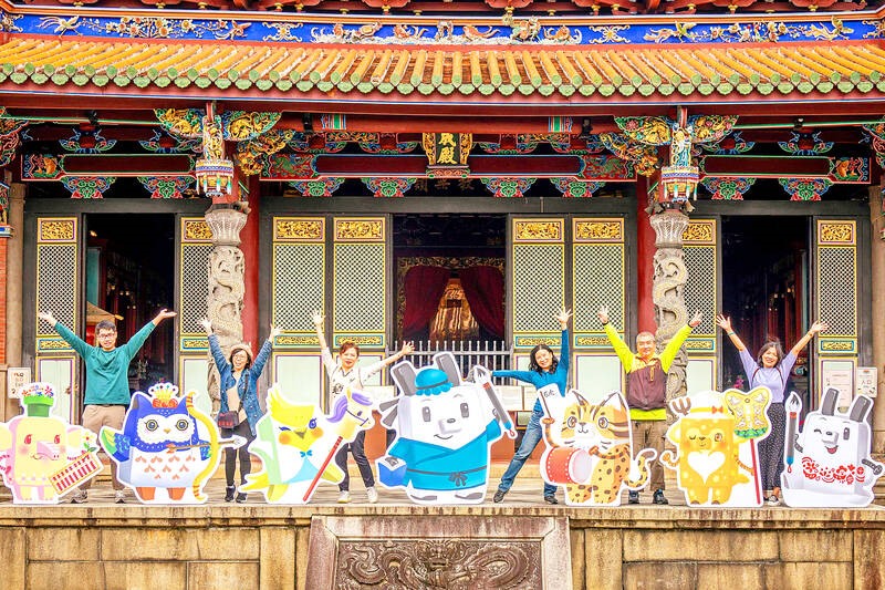 Du khách tạo dáng tại đền thờ Khổng tử ở Đài Bắc, Đài Loan. Đền thờ này phối hợp với sở thú Dream DODO để tổ chức các sự kiện giới thiệu về thư pháp trong dịp Tết Nguyên đán sắp tới. Ảnh: Đền thờ Khổng Tử/CNA