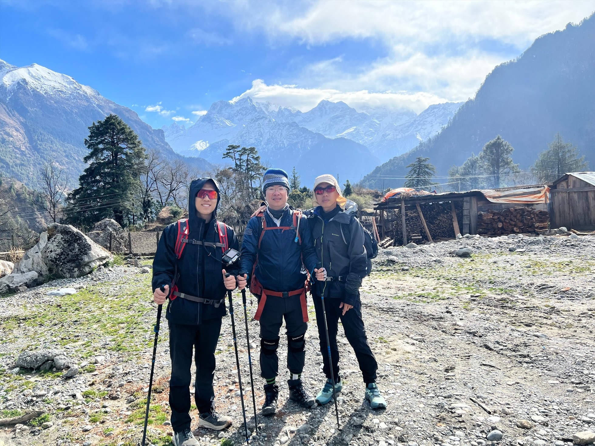 Duy Luân cùng đồng đội chụp ảnh trên đường trekking, phía xa là dãy núi với Manaslu cao 8.163 m. Ảnh: Nhân vật cung cấp