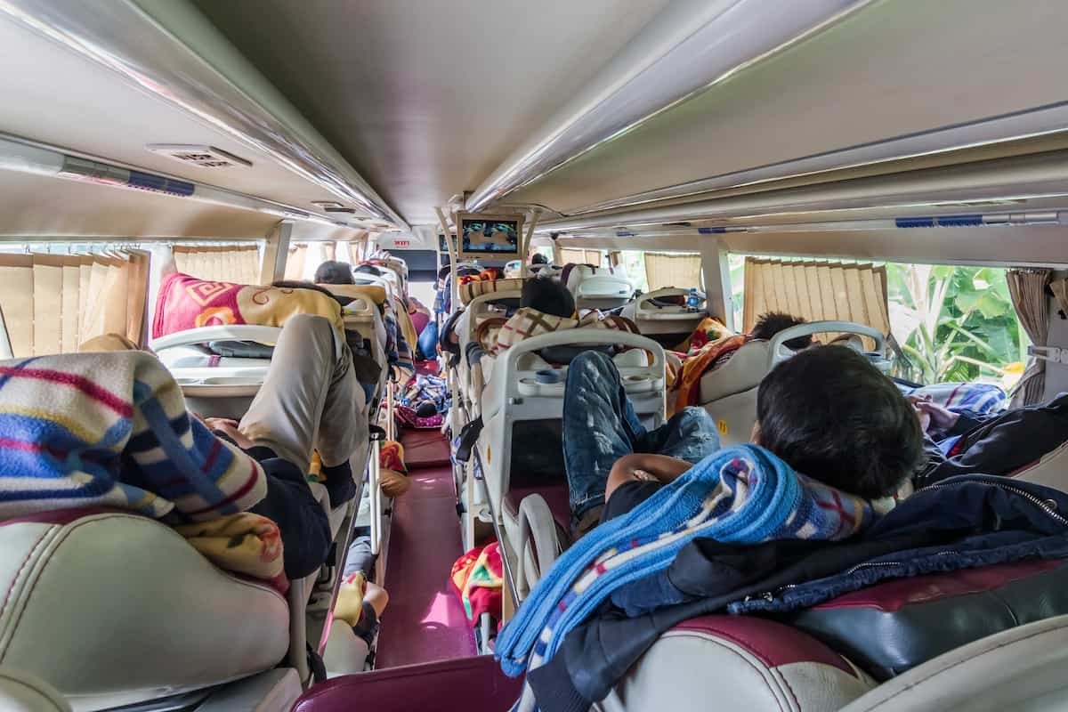 Bên trong một chuyến xe giường nằm đường dài tại Việt Nam. Ảnh: Adobe
