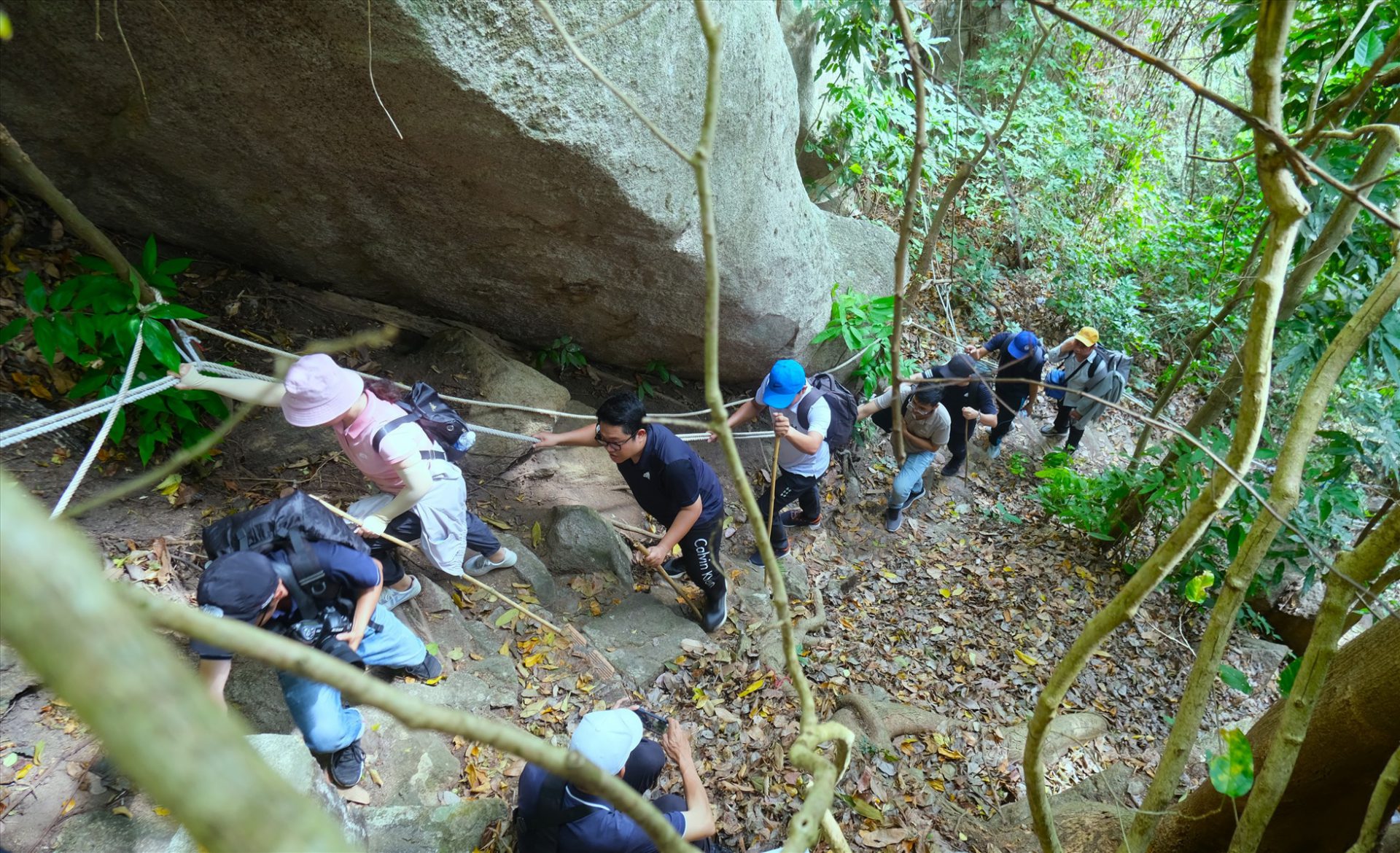 Du khách trải nghiệm trekking núi Cấm tại An Giang. Ảnh: Phong Linh