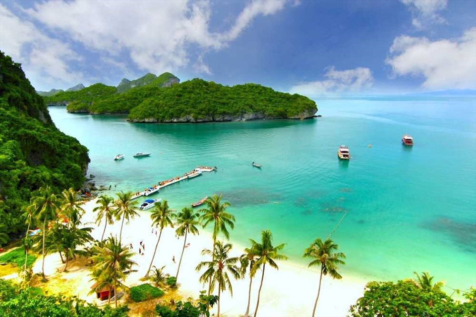 Điểm thu hút chính ở Koh Samui là vô số bãi biển mà du khách có thể chọn. Ảnh: Holidify