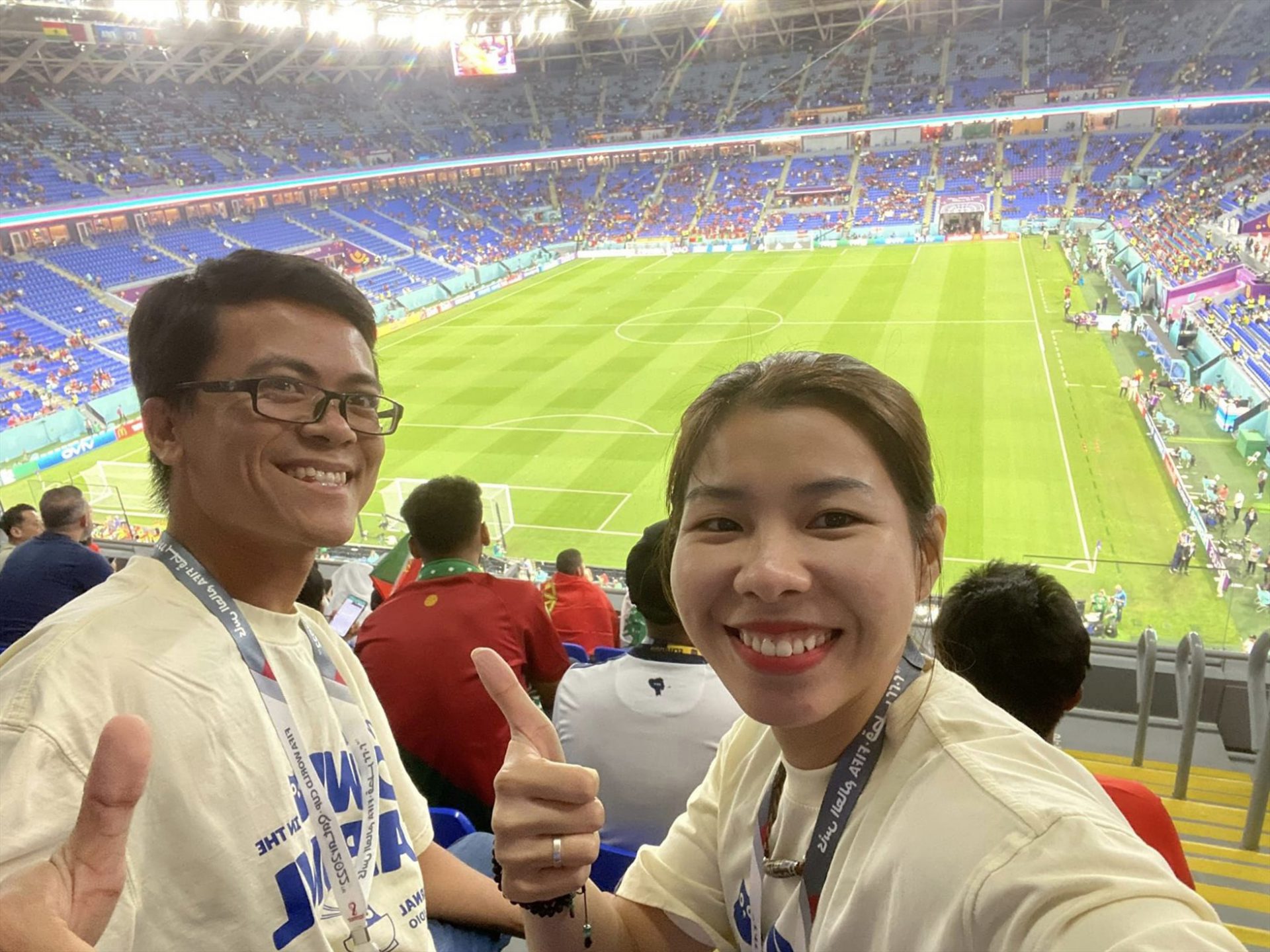 Anh Thành Trung và vợ, chị Hương Lan, chờ xem trận Bồ Đào Nha - Ghana trên khán đài sân 974 tại Doha, Qatar ngày 24.11 (giờ Việt Nam). Ảnh: NVCC