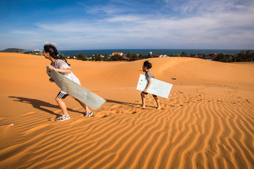 Khách du lịch đến Mũi Né có thể trải nghiệm nhiều hoạt động vui chơi ngoài trời cùng gia đình. Ảnh: Vietnam Tourism Board