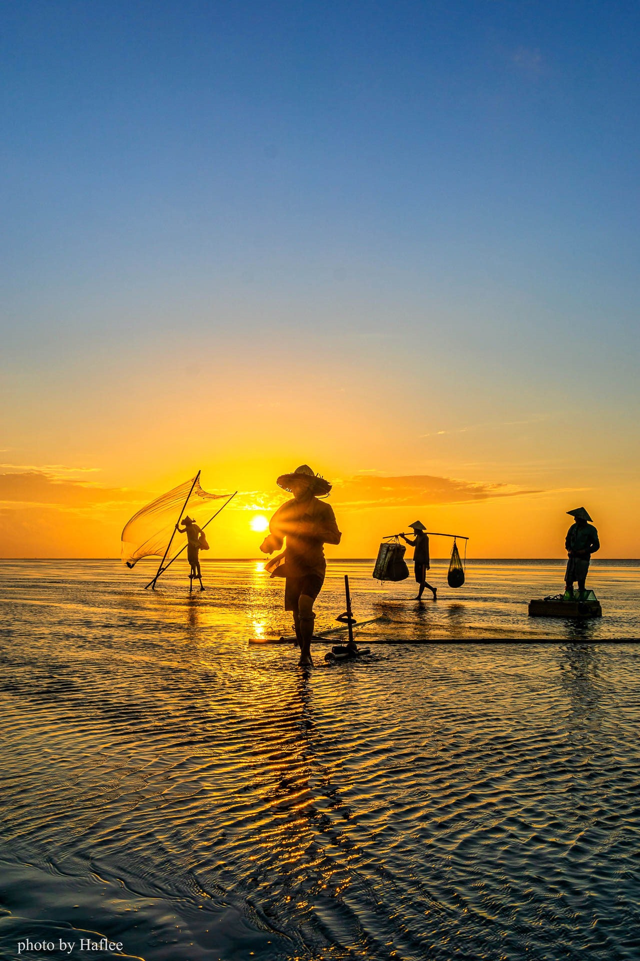 “Người dân tại đây chủ yếu đánh bắt theo phương pháp truyền thống để giữ gìn môi trường biển“, anh Hà cho biết. Ảnh: Haf Lee