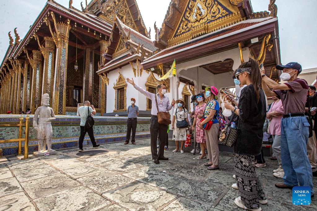 Đoàn khách Trung Quốc tham quan Cung điện Hoàng gia tại Bangkok, Thái Lan ngày 7.2.2023. Ảnh: Xinhua