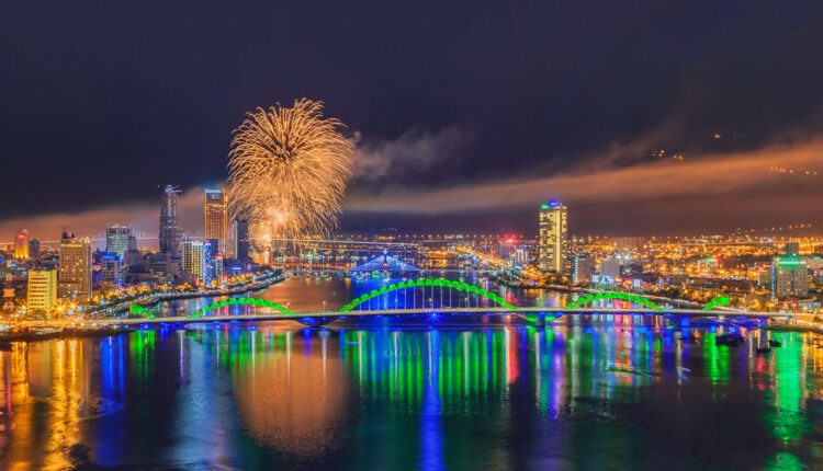 Những cây cầu bắc qua sông Hàn là điểm xem ngắm pháo hoa miễn phí cho du khách. Ảnh: TTXTDL Đà Nẵng