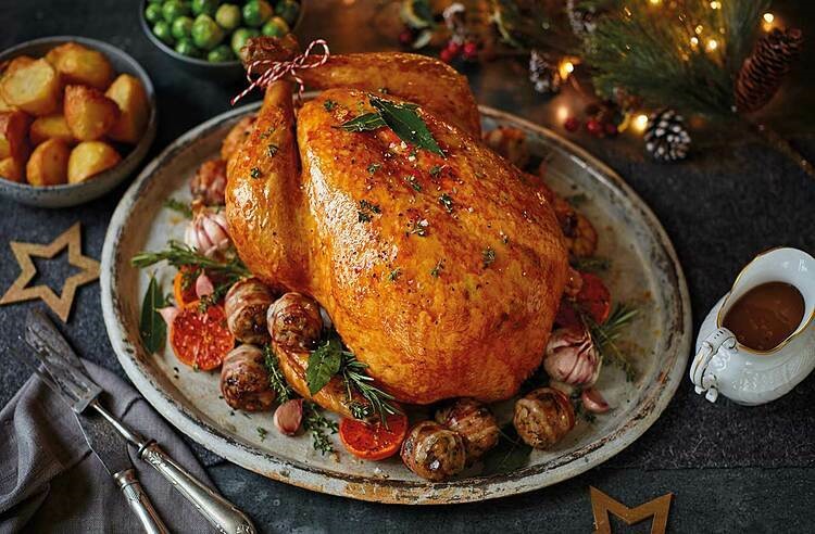 Mỗi năm người Anh tiêu thụ khoảng 10 triệu con gà tây trong Giáng sinh và gần 90% người dân cho rằng lễ hội sẽ không trọn vẹn ý nghĩa nếu thiếu món ăn này. Ảnh: Tesco Real Food.