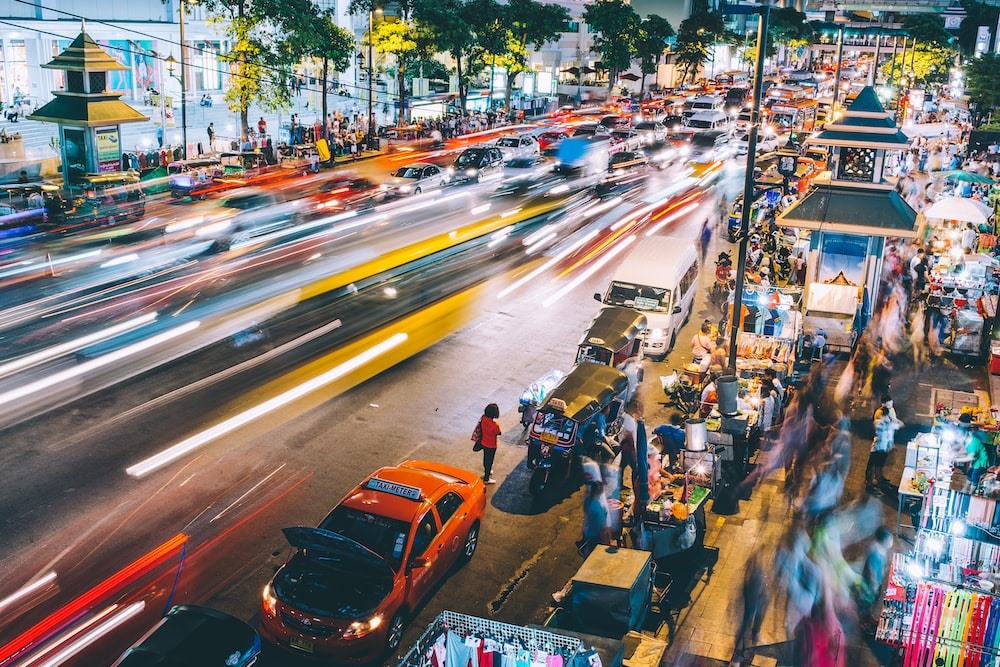Đường phố Bangkok, Thái Lan nhộn nhịp về đêm. Ảnh: Dan Freeman/Unsplash