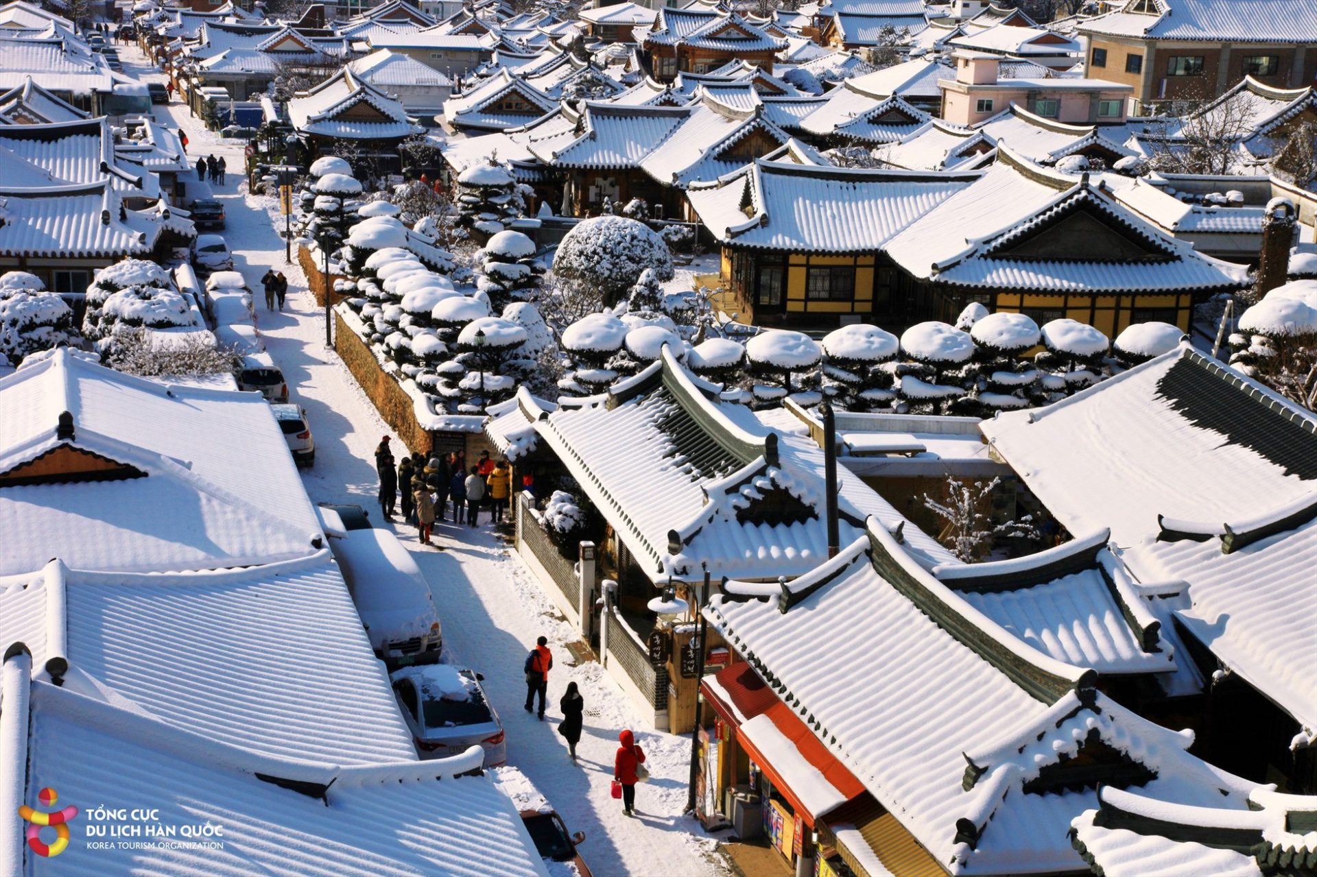 Mùa đông ở Hàn Quốc thường kéo dài từ tháng 12 đến tháng 3 năm sau. Đây cũng là thời điểm Hàn Quốc đón nhiều du khách tới tham quan, tận hưởng không khí giá lạnh và chiêm ngưỡng các thành phố chìm trong tuyết trắng.