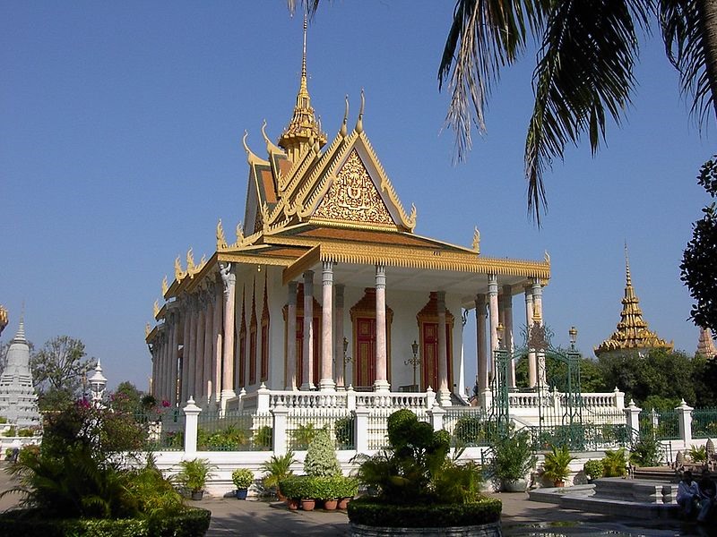 Chùa Bạc cũng là một trong những điểm đến thu hút du khách tham quan, khi lưu giữ nhiều báu vật quý giá của Campuchia, đặc biệt trong chùa còn lưu giữ tượng Phật ngọc quý. Ảnh: Air Tour.