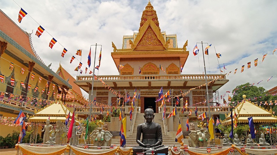 Wat Ounalom không chỉ là điểm đến về tín ngưỡng Phật giáo mà còn là nơi lưu giữ nhiều giá trị lịch sử quý của đất nước Campuchia. Ảnh: Mekong Princess.