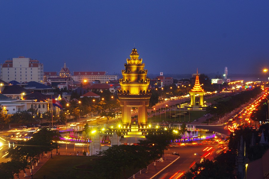 Tượng đài nằm ngay tại giao lộ cắt đường Sihanouk và Norodom của thủ đô Phnom Penh sử dụng màu tím là mùa chủ đạo. Ảnh: @delimakmur.