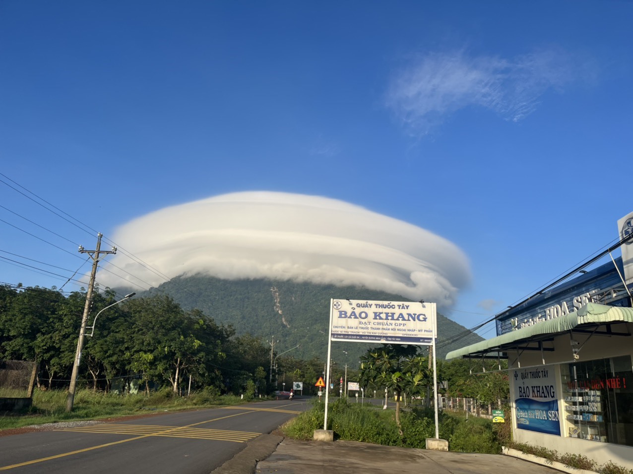 Hình ảnh đám mây ấn tượng trên đỉnh núi Bà Đen. Ảnh: Huy Bùi