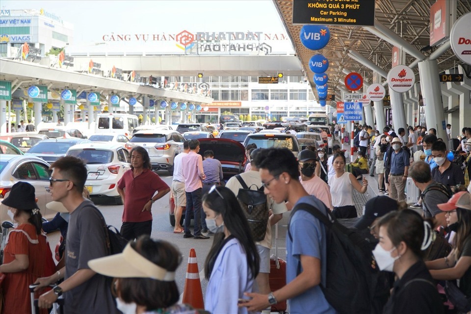 Hành khách di chuyển đến và đi ở sân bay Tân Sơn Nhất, TPHCM ngày 22.7.2022. Ảnh: Chân Phúc