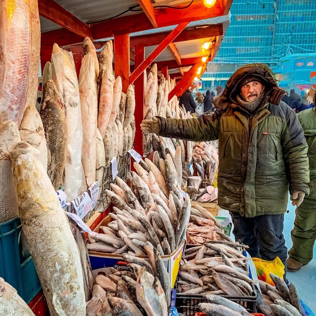 Những con cá treo ngoài chợ đều bị đóng băng tự nhiên. Ảnh: @evgenygavrilev