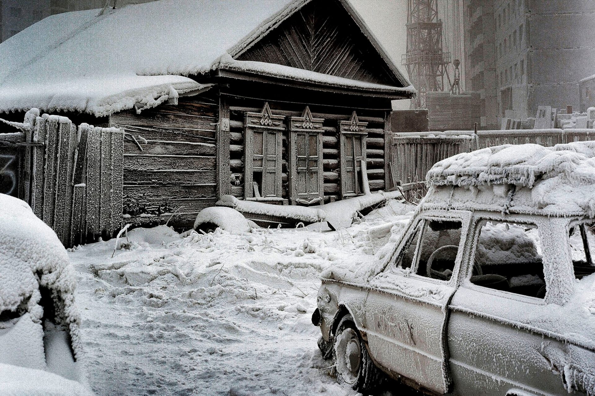 Xe cộ phải để trong nhà nếu không muốn bị đóng băng. Ảnh: National Geographic