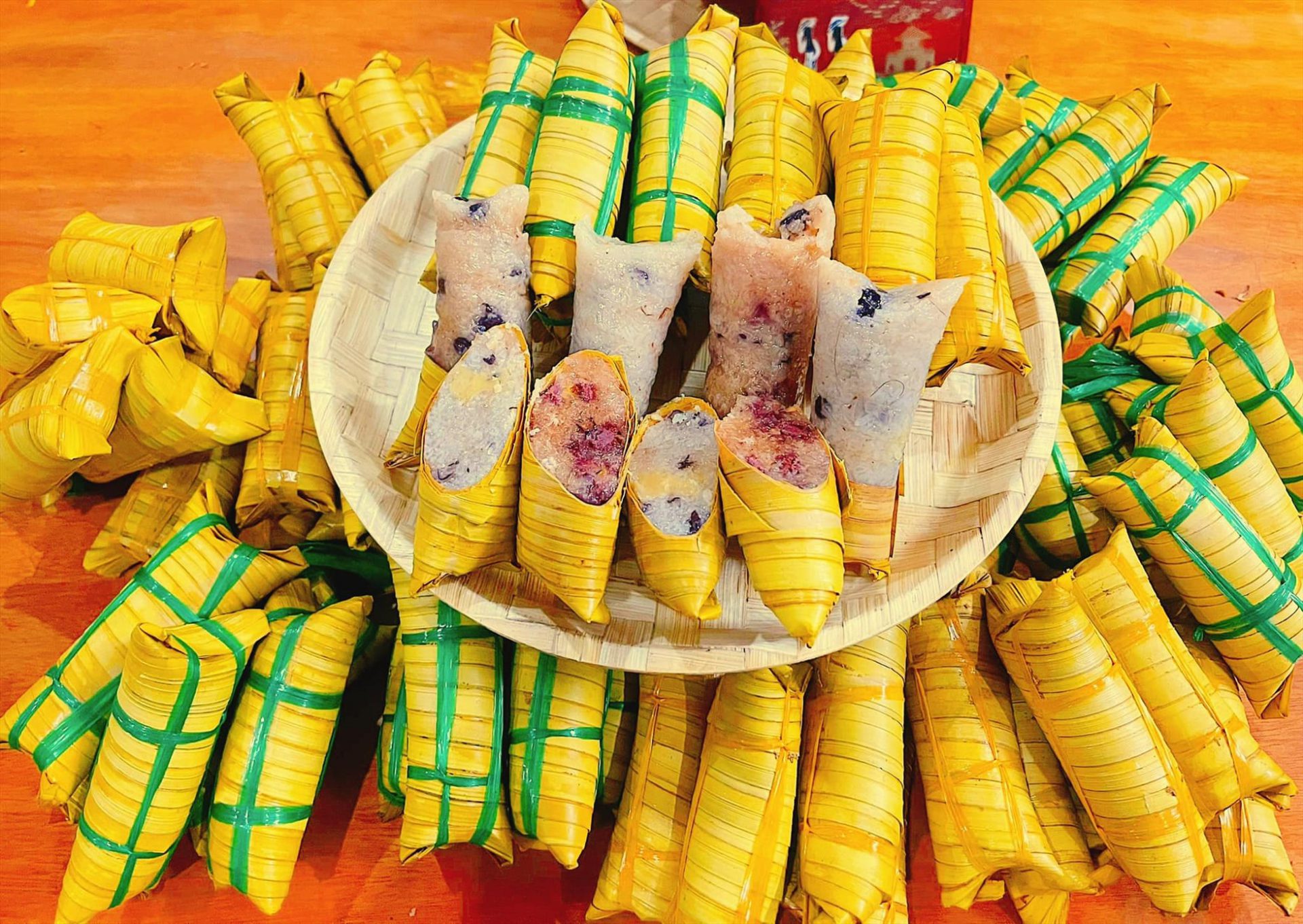 Bánh lá dừa có nhiều loại nhân khác nhau, phù hợp với đa dạng sở thích của thực khách. Ảnh: Bánh lá dừa Sáu Nho