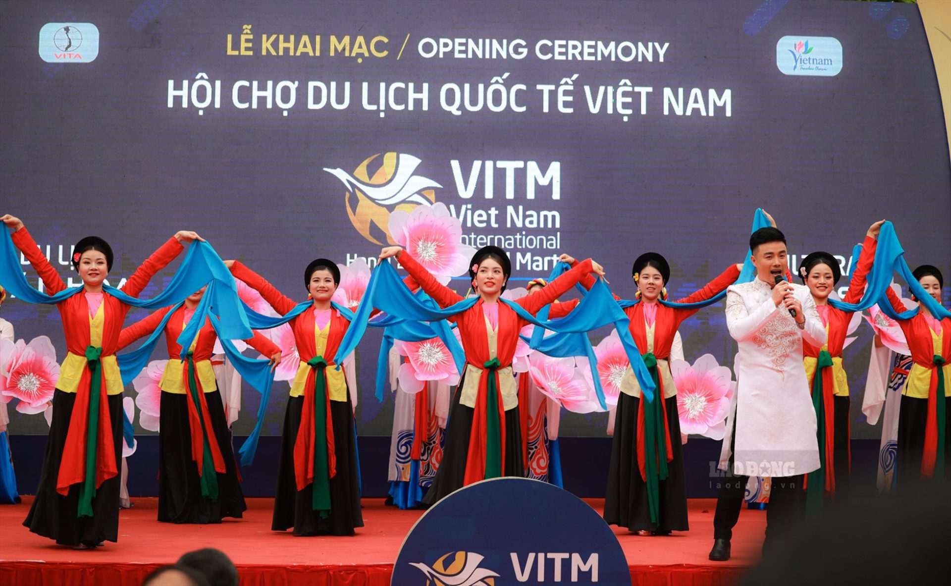 Màn trình diễn nghệ thuật truyền thống tại lễ khai mạc hội chợ du lịch quốc tế VITM Hà Nội 2023. Ảnh: Hải Nguyễn