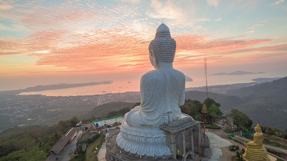 Đây là tượng Phật cao thứ 3 ở Thái Lan. Ảnh: Touring Highlight