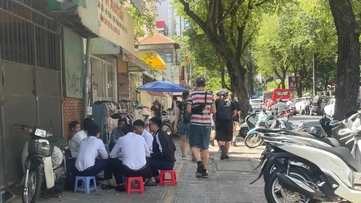 Thưởng thức ẩm thực đường phố là một trong những trải nghiệm khách Tây không thể bỏ lỡ khi ghé thăm Việt Nam. Ảnh: CNBC