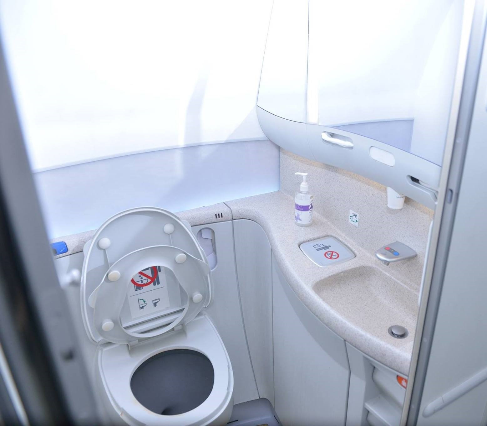 Dùng toilet trên máy bay thế nào đảm bảo vệ sinh nhất?