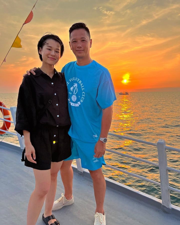 Hồ Hạnh Nhi và ông xã ngắm hoàng hôn Phú Quốc trên du thuyền.