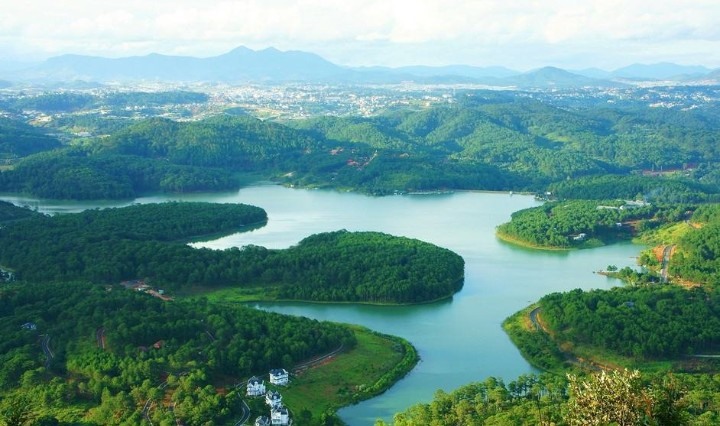 Hồ Tuyền Lâm thành phố Đà Lạt nhìn từ trên cao. Ảnh: dulichdalat.com