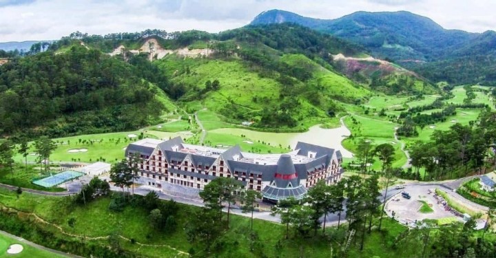 Một khu resort và sân golf ở gần hồ Tuyền Lâm. Ảnh: dulichdalat.com