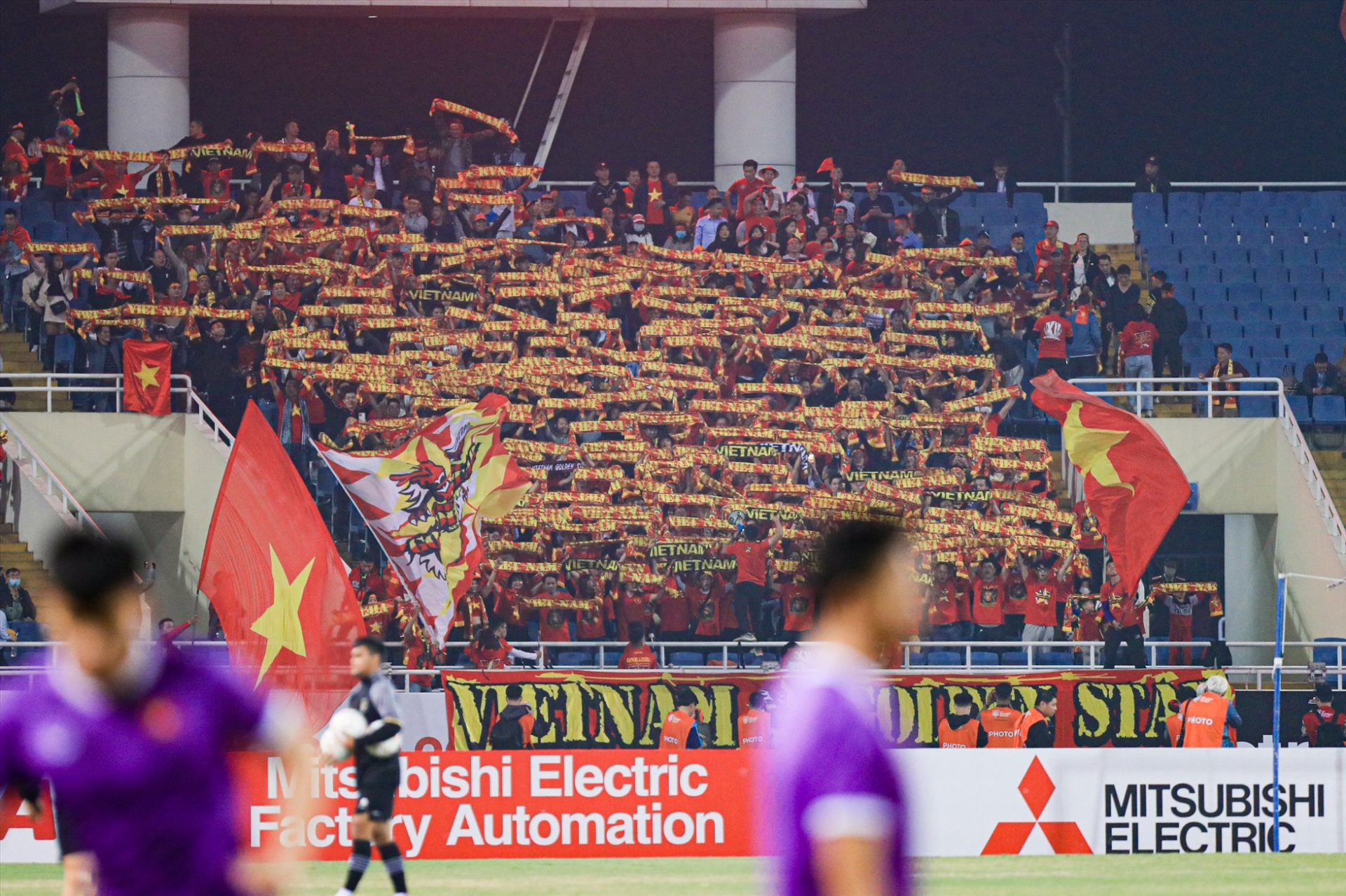 Khách Việt nô nức chuẩn bị sang Thái Lan xem chung kết AFF Cup. Ảnh: Minh Dân