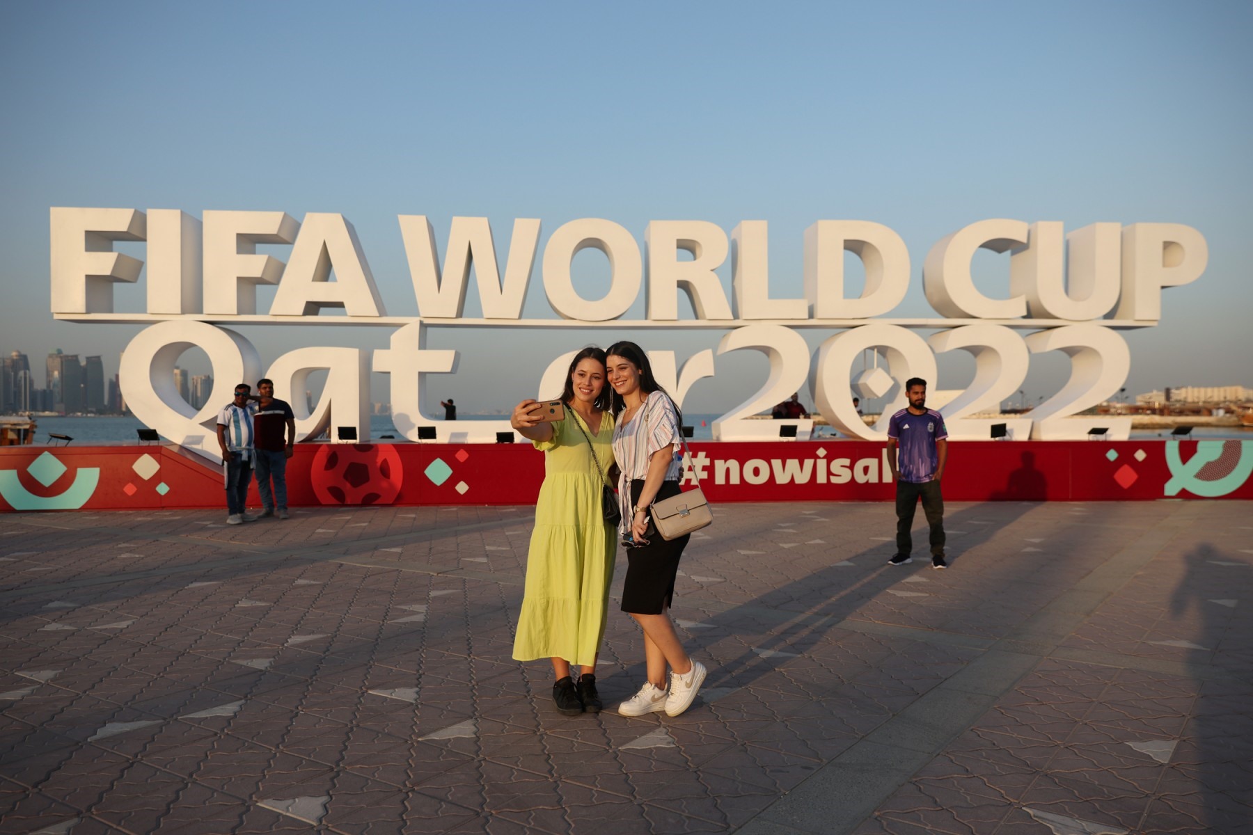 Người dân và du khách chụp ảnh với tấm biển FIFA World Cup ở Doha vào ngày 16.11.2022, trước thềm vòng chung kết World Cup 2022 tại Qatar. Ảnh: Adrian Dennis/AFP