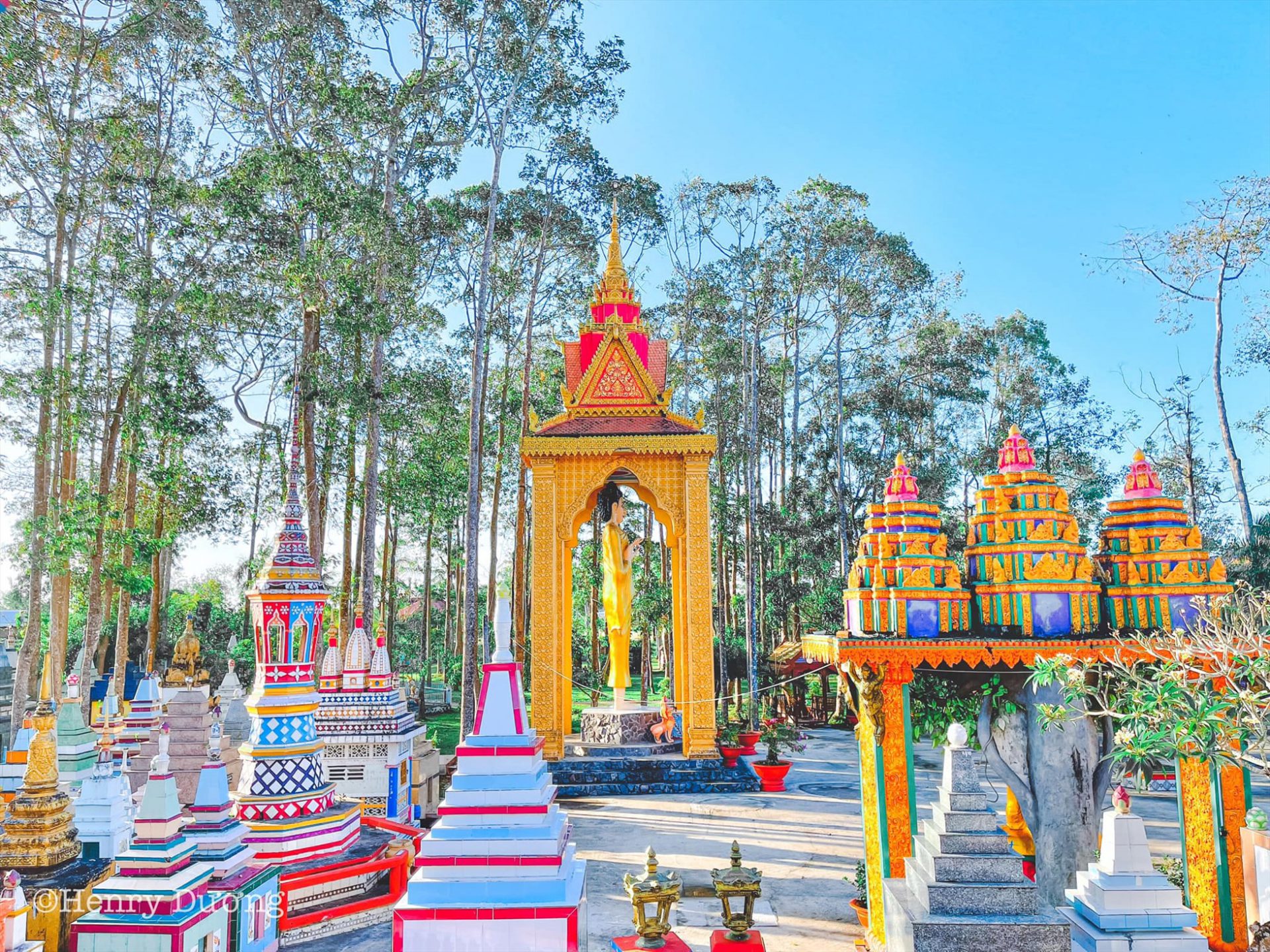 Hậu viện chùa là khu vườn Phật Thích Ca giảng đạo và nhập Niết bàn.  Đây là quần thể kiến trúc gồm nhiều tượng Phật lớn nhỏ, mô phỏng khá sinh động quá trình ra đời, đi tìm chân lý, giác ngộ cho đến khi nhập cõi Niết bàn của đức Phật Thích Ca.