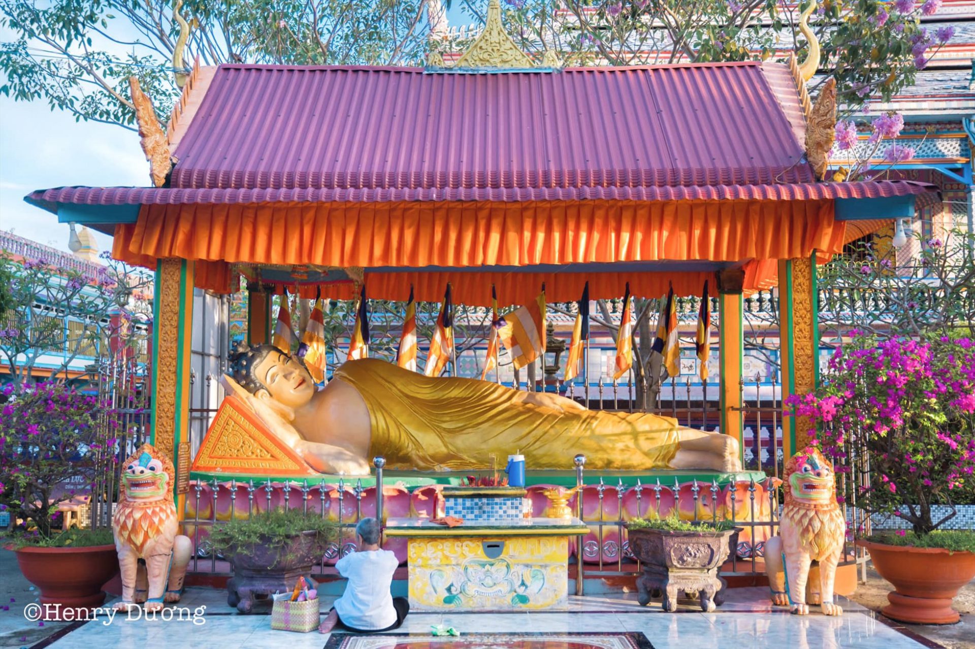 Chùa Chén Kiểu là chốn linh thiêng để người dân tìm đến sự an lành thanh tịnh. Đến với chùa Chén Kiểu, ngoài việc ngắm nhìn kiến trúc độc đáo của chùa, du khách còn có dịp tìm hiểu văn hóa của người dân Khmer.