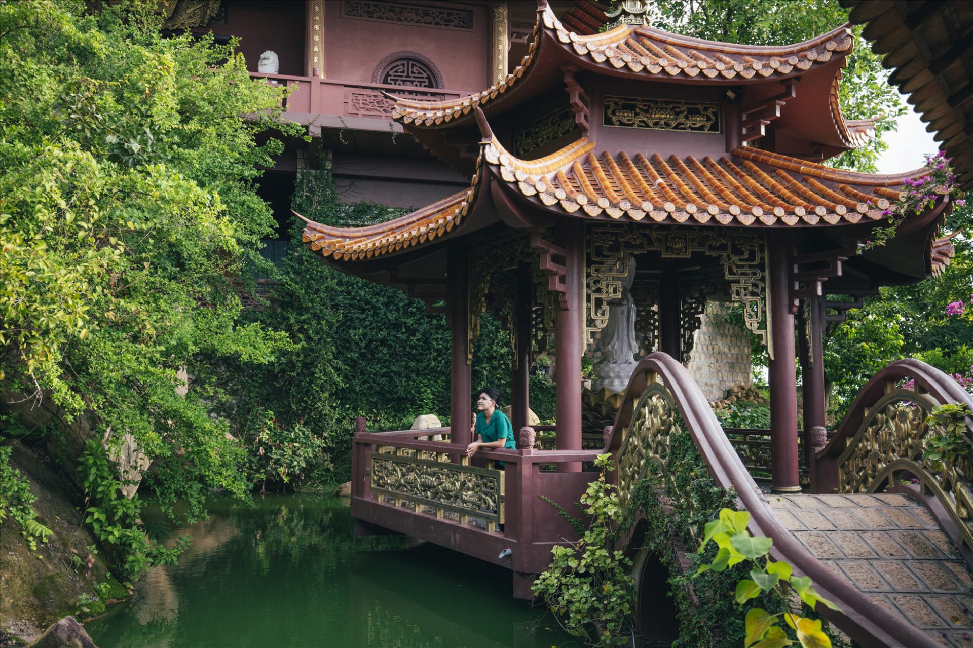 Truyền thuyết ly kỳ về chùa Hang thu hút du khách.
