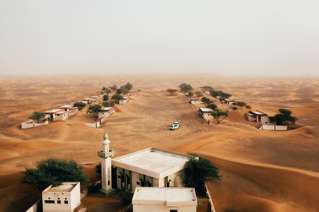 Toàn cảnh ngôi làng Al Madam bị bỏ hoang giữa sa mạc. Ảnh: @farkhshatov.