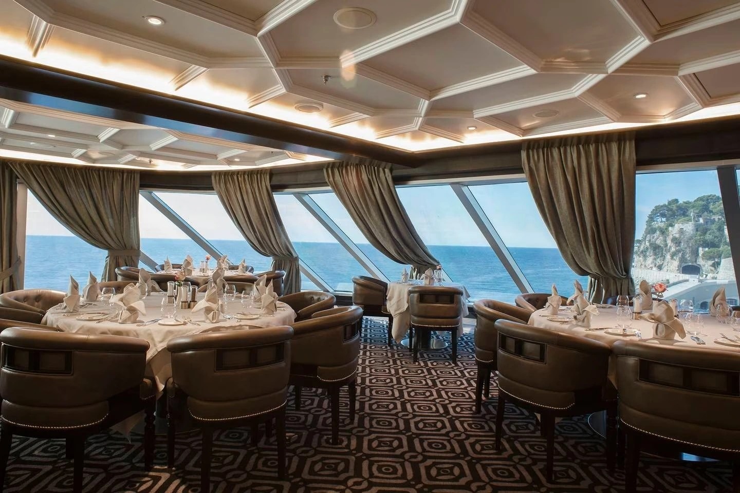 Hai nhà hàng đầu tiên xuất hiện trên du thuyền là Chartreuse và Pacific Rim, mang đến cho hành khách thực đơn đa dạng. Sau đó, các nhà hàng đặc trưng của hãng được lập nên gồm Prime 7, Compass Rose, La Veranda/Sette Mari, được đánh giá là đạt tiêu chuẩn cao, đáp ứng dịch vụ ăn uống trên một tàu du lịch tiêu chuẩn.