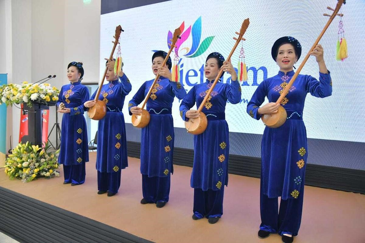 Không gian văn hóa giới thiệu nhiều loại hình nghệ thuật, trong đó có ca hát, nhạc cụ dân tộc Việt Nam.