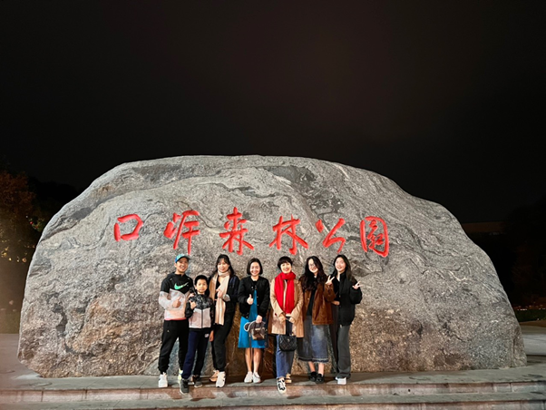 Chị Thi và gia đình trong chuyến đi tại Hà Khẩu, Trung Quốc mới đây. Ảnh: NVCC.