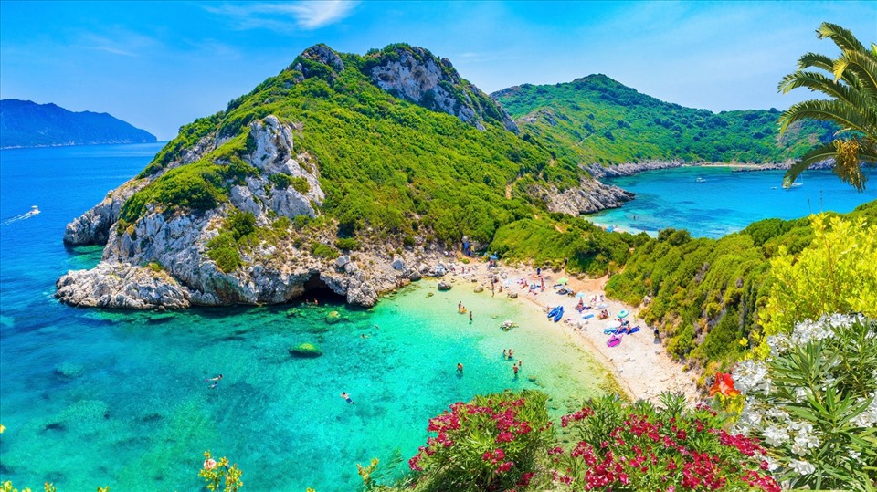 Du khách có thể tìm thấy nhiều cảnh đẹp tuyệt vời, bãi biển nguyên sơ, một thủ đô lãng mạn...ở hòn đảo Corfu. Ảnh: Goats on the Road
