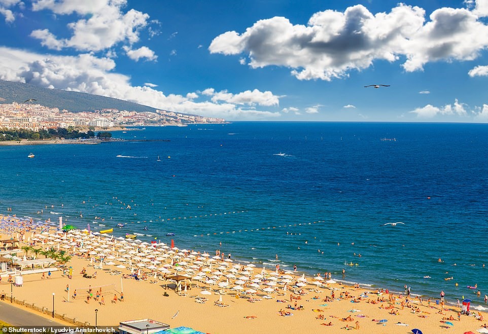 Bãi biển Sunny bên bờ Biển Đen là một trong những điểm đến có chi phí hợp lý dành cho khách du lịch. Ảnh: Shutterstock