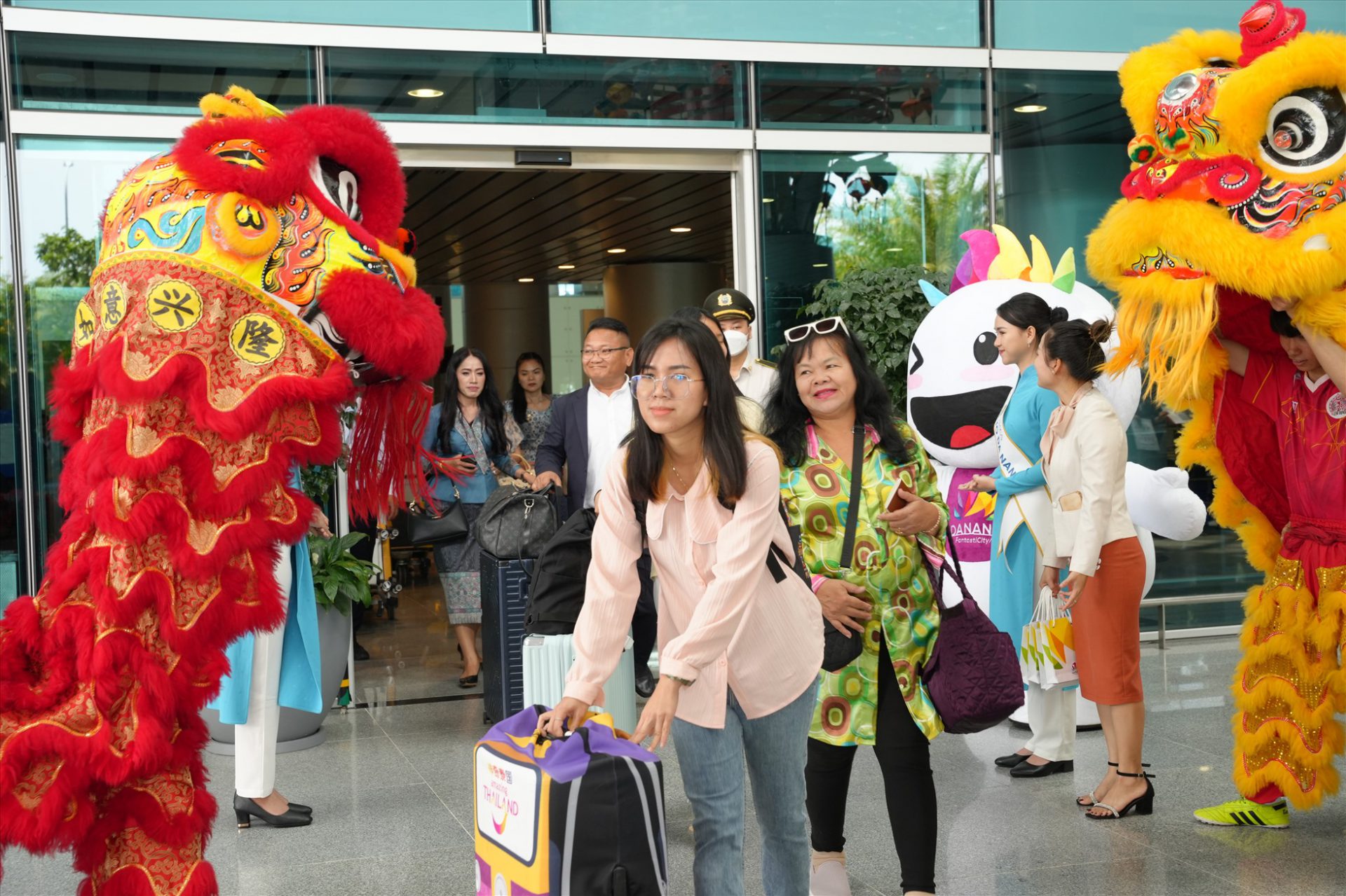 Những du khách Lào trên chuyến bay đến Đà Nẵng được chào đón nồng nhiệt. Ảnh: Lao Airlines