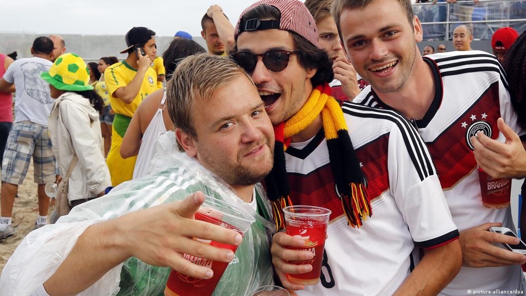 Nếu say xỉn ở World Cup 2022 có thể bị phạt tù. Ảnh: DW