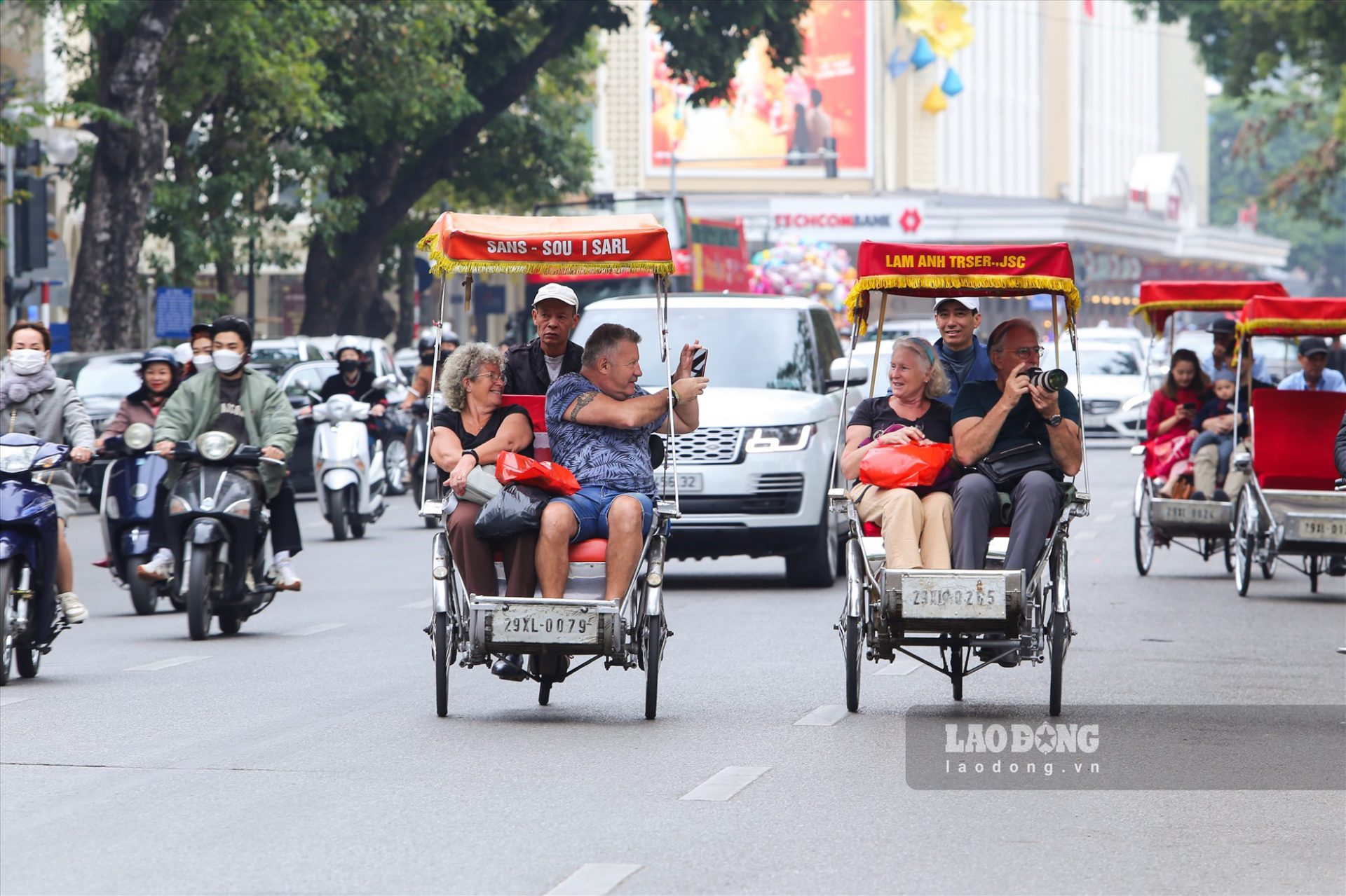 Khách nước ngoài dạo chơi tại trung tâm Hà Nội ngày mùng 2 Tết (tức 23.1).