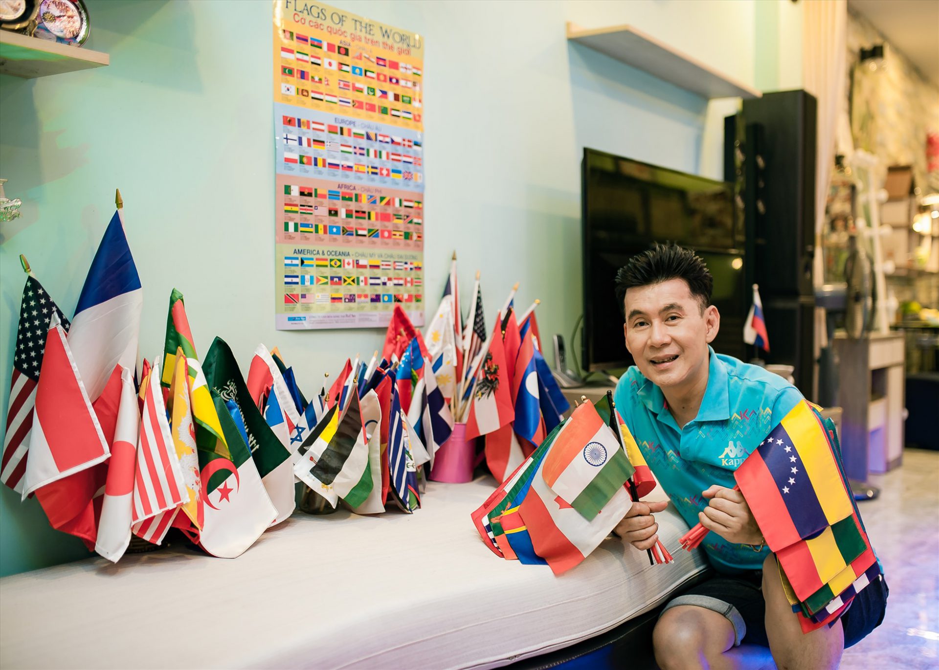 Nam ca sĩ sưu tầm 120 lá cờ từ các quốc gia trên thế giới.