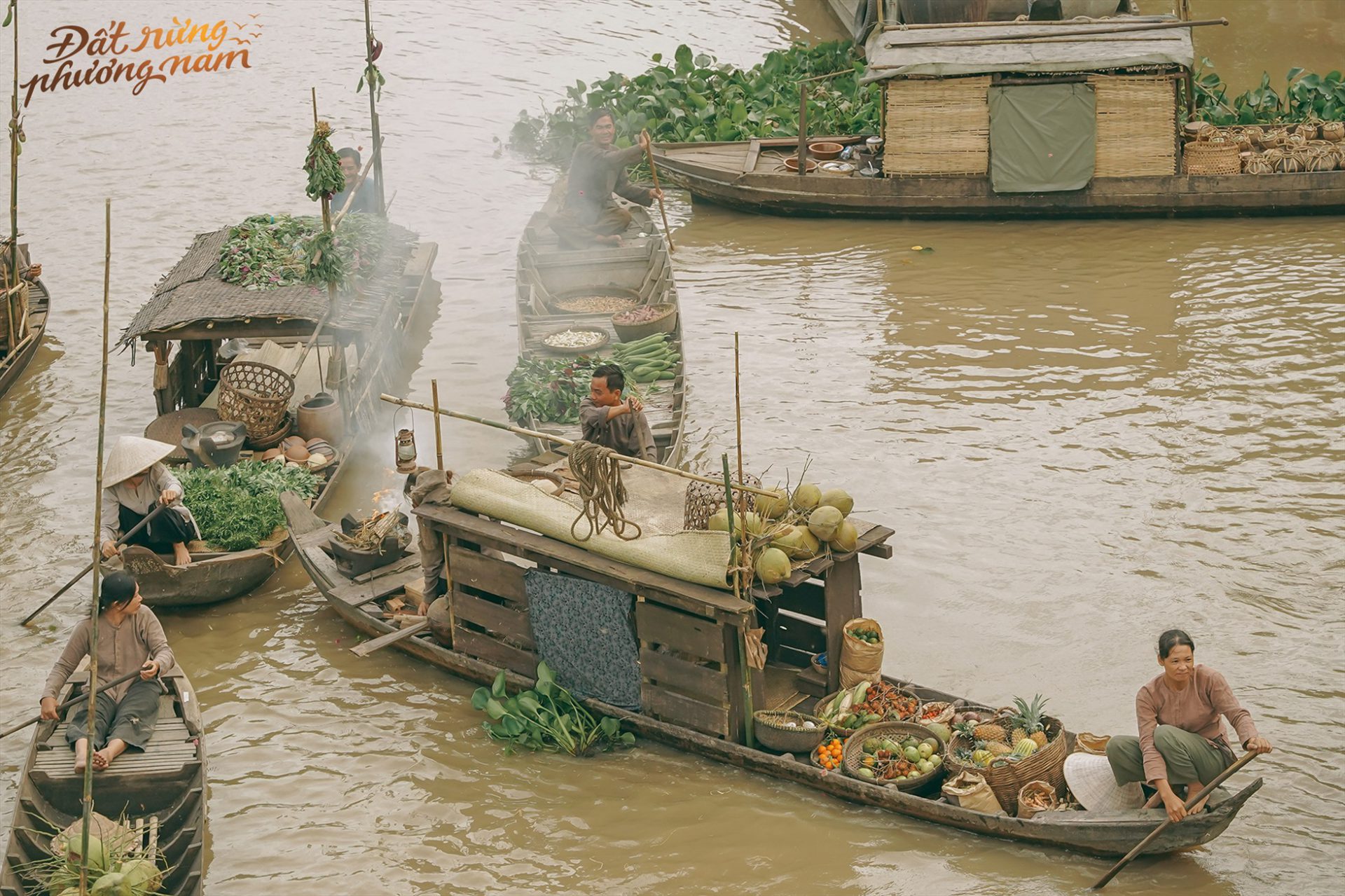 Hệ thống kênh rạch của rừng tràm cũng giúp đoàn làm phim dàn cảnh hàng chục chiếc ghe thuyền tập hợp, làm nên một chợ nổi đậm chất miền Tây.