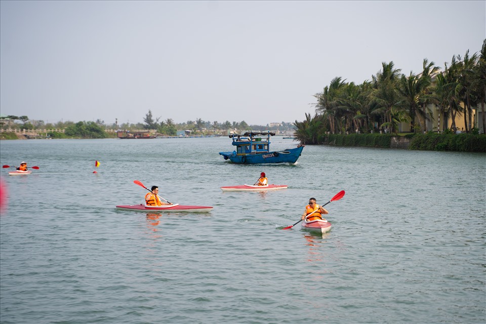 Đua thuyền kayak trên sông Thu Bồn.