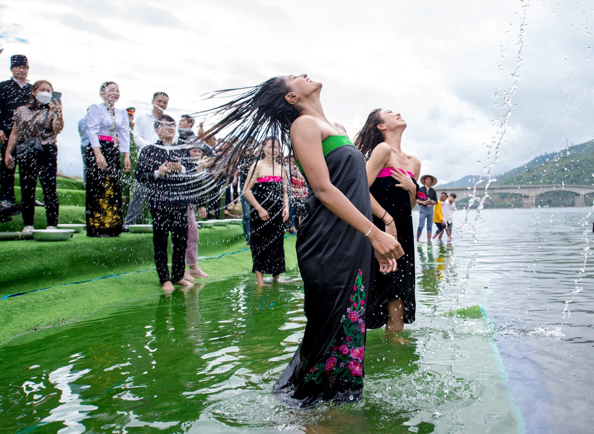 Ngày 25/11, các thí sinh có mặt tại huyện Quỳnh Nhai tham gia trình diễn, trải nghiệm Lễ hội gội đầu của người Thái trắng ở bến thuyền Khu du lịch sinh thái Pauon Ecolakes.